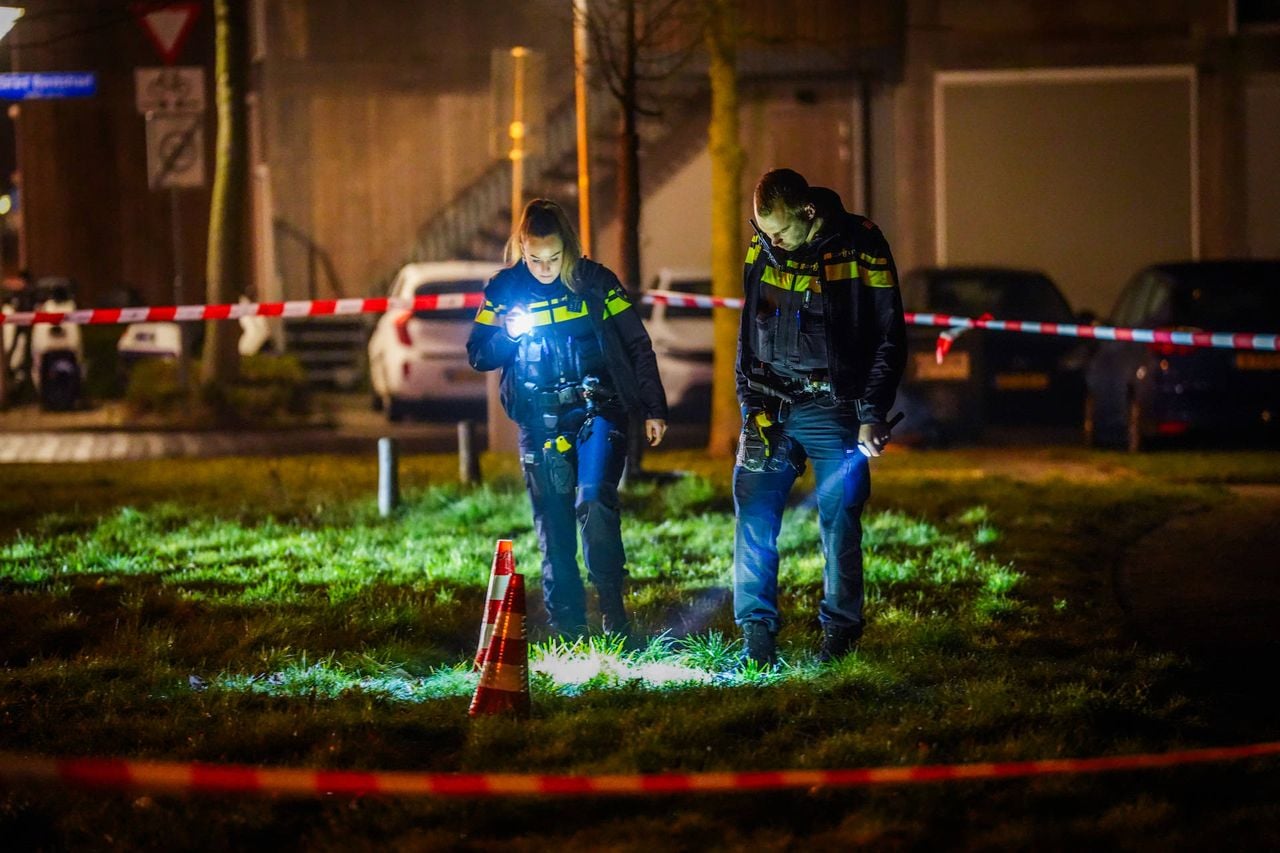 De politie doet onderzoek na de vechtpartij en de aanrijding in Eindhoven (foto: Persbureau Heitink).