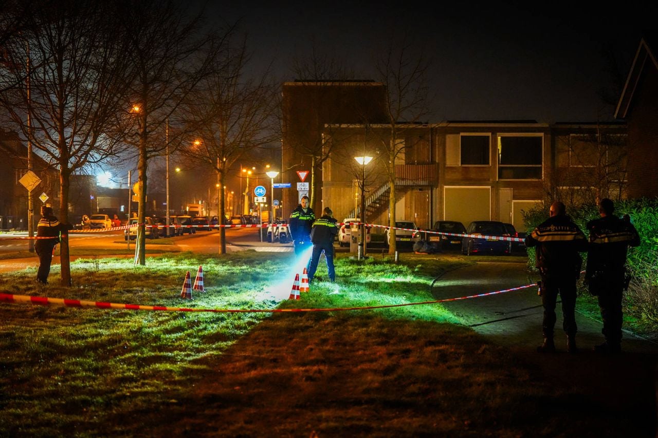  Een deel van het gras waar de auto in Eindhoven overheen reed en waar gevochten en gestoken is, werd afgezet met lint (foto: Persbureau Heitink).