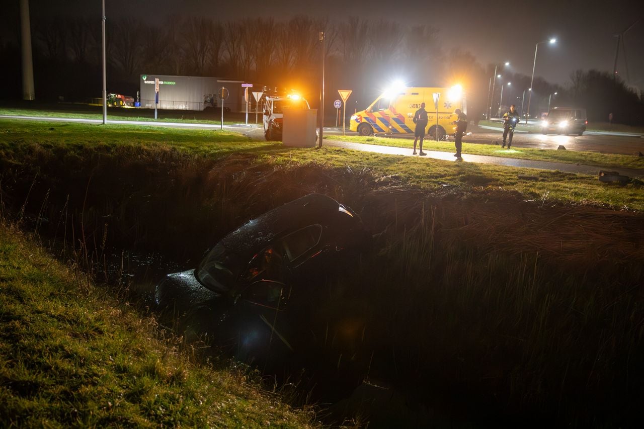 De auto belandde in Klundert in de sloot. (Foto: Christian Traets/Persbureau Heitink.)