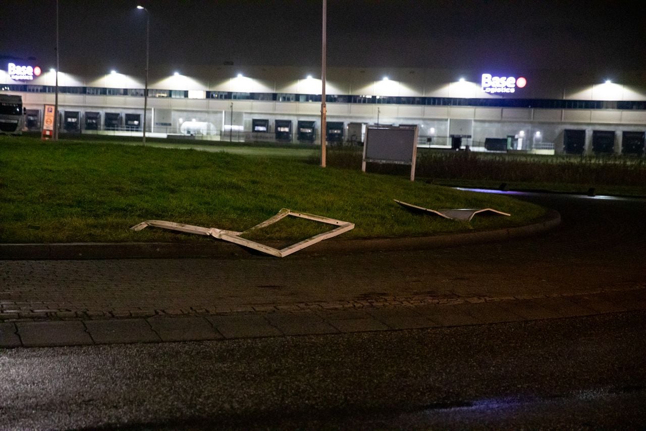 De auto belandde in Klundert in de sloot. (Foto: Christian Traets/Persbureau Heitink.)