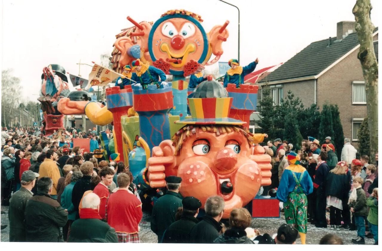 Feest in de straten van Hapert in 1998 (foto: Bestuur Kempenoptocht).