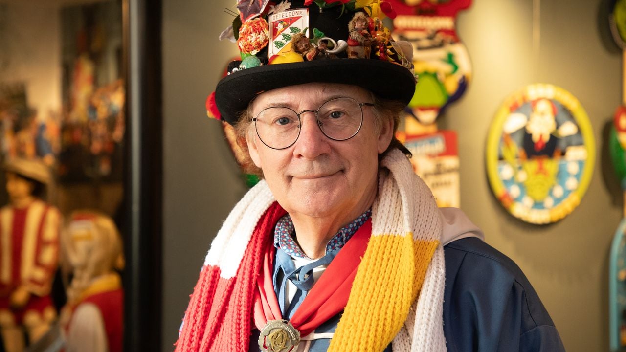 Carnavalshistoricus Rob van de Laar is Ereburger van Roeptoetgat (foto: Collin Beijk).