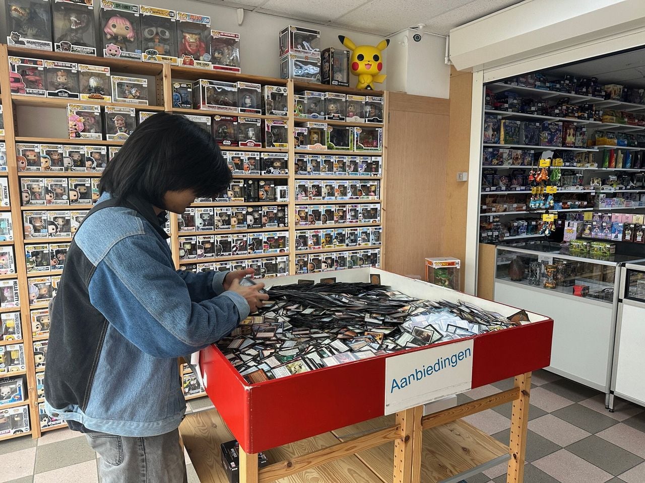 Zoeken in de graaibak naar dat ene kaartje van Magic (foto: Bridget Spoor).