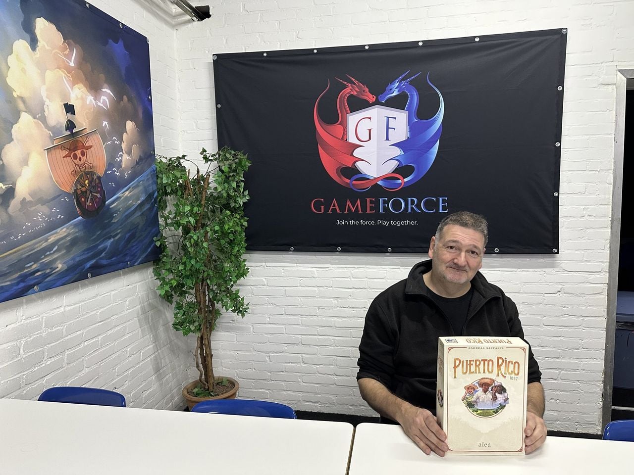 Twan van spellenwinkel Gameforce in Eindhoven (foto: Bridget Spoor).