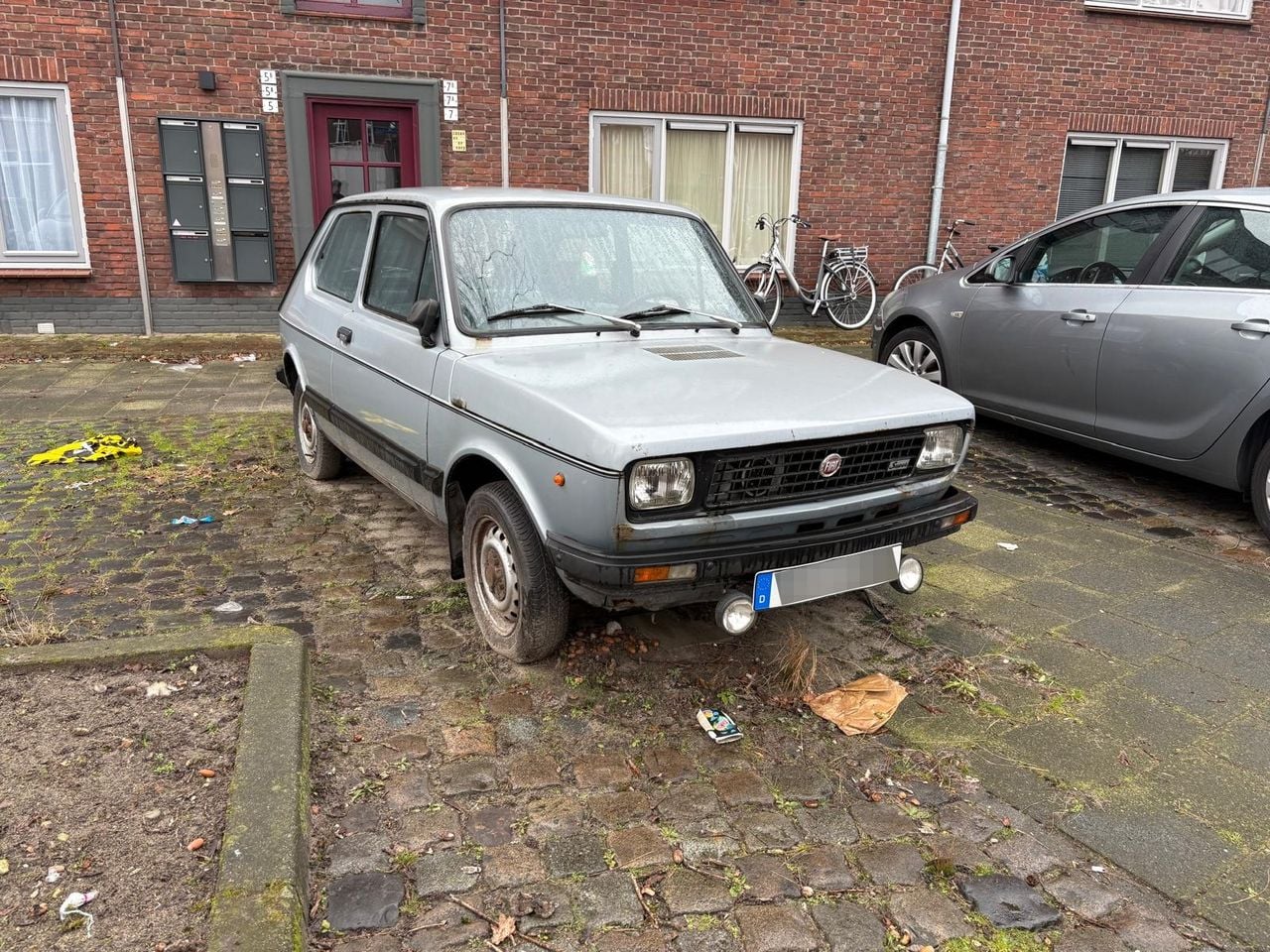 De auto aan de Bonairestraat (foto: Omroep Brabant).