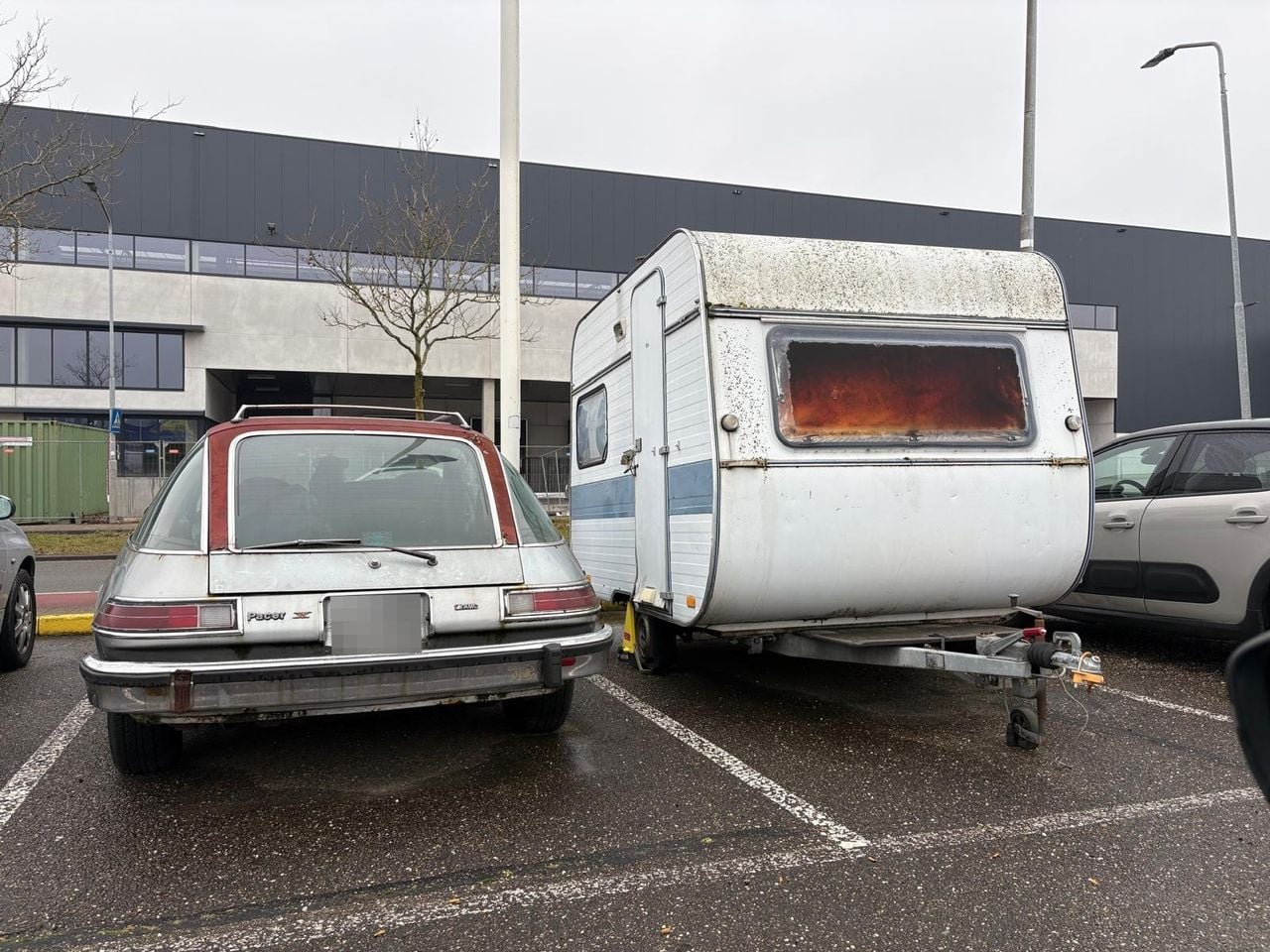 Deze caravan en auto zouden al lang bij de Marko staan (foto: Raymond Merkx).