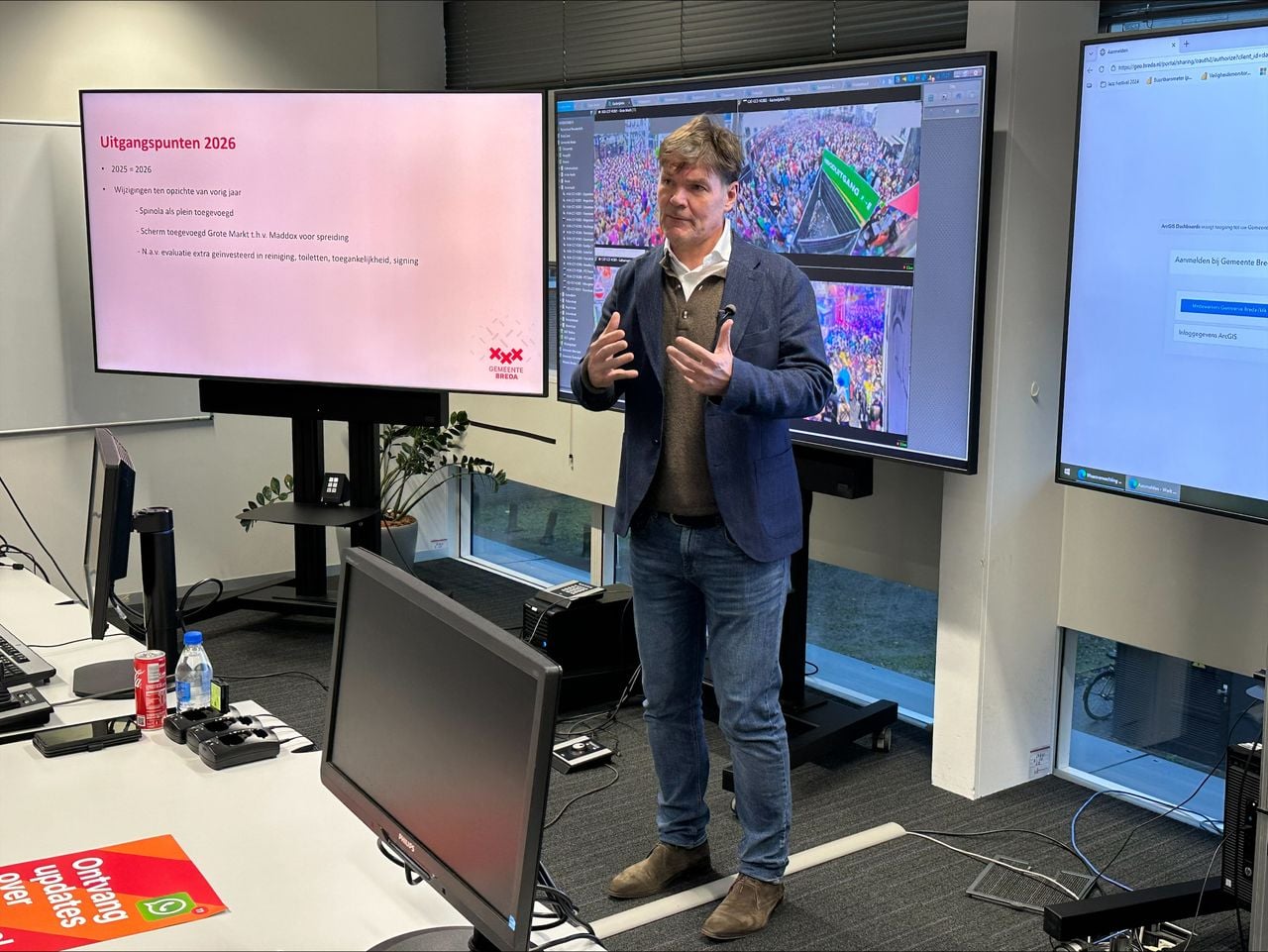 Paul Depla in control room voor carnaval.