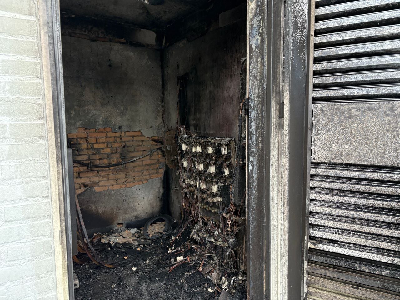 De schade na de brand in het transformatorhuisje aan de Run in Veldhoven (foto: Ruud Ritzen).