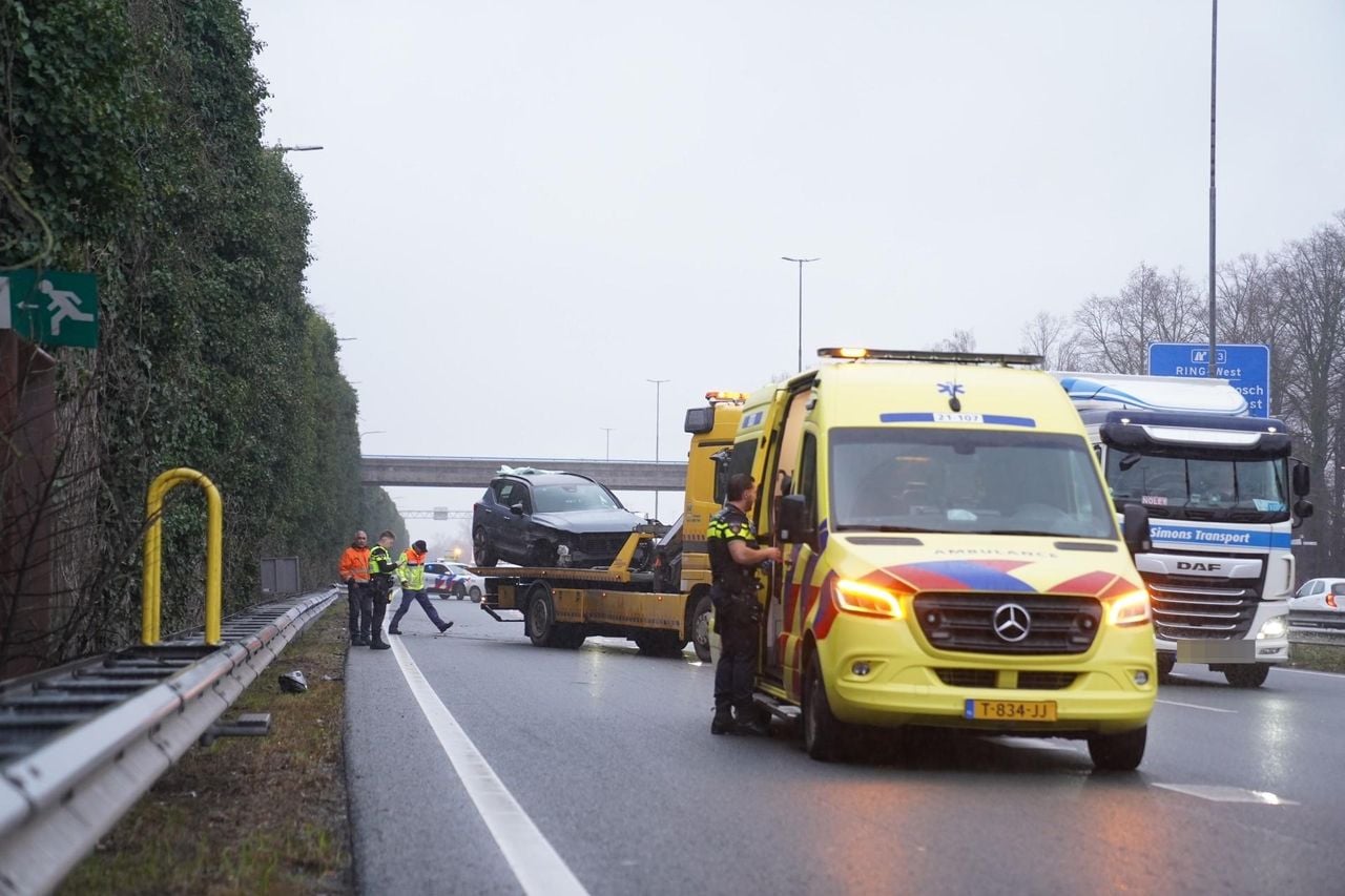Zowel de auto als de vrachtwagen moesten bij Vught worden weggetakeld (foto: Bart Meesters/Persbureau Heitink).