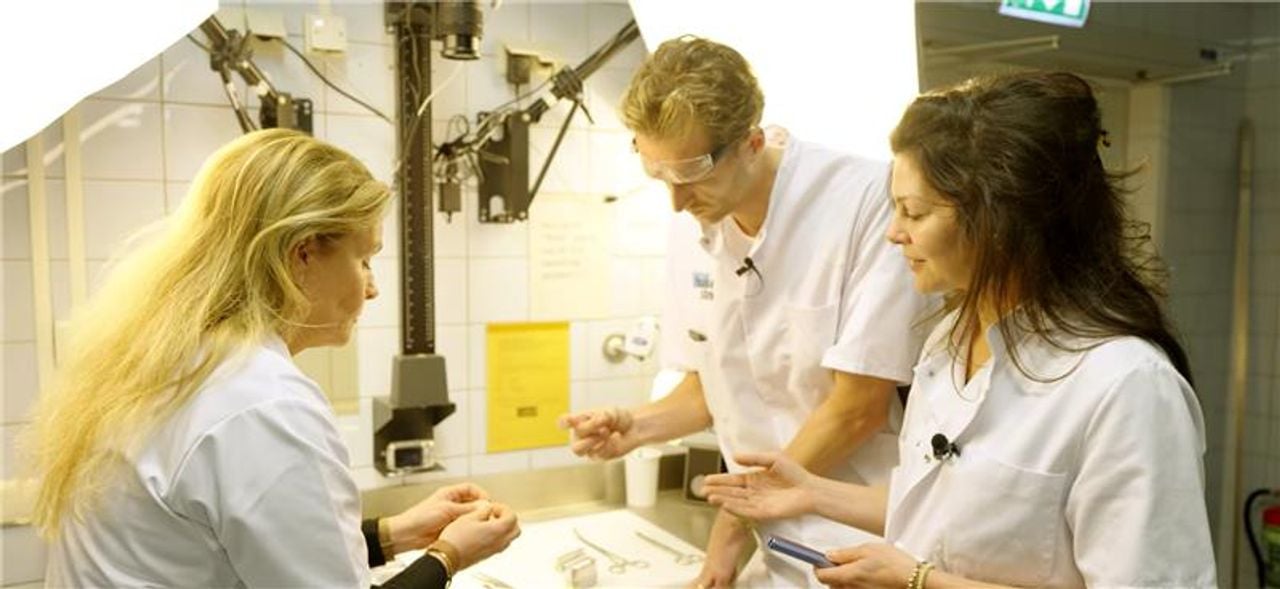 In de documentaire onderzoeken de huisartsen wat voor stoffen er in de vapes te vinden zijn (beelden: Documentaire 'De nicotineval').