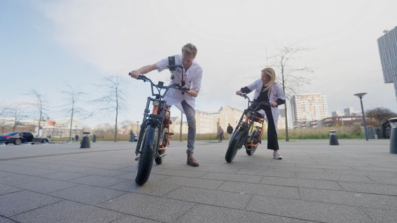 In de documentaire gaan de artsen op fatbikes langs verschillende scholen (beeld: documentaire 'De nicotineval').