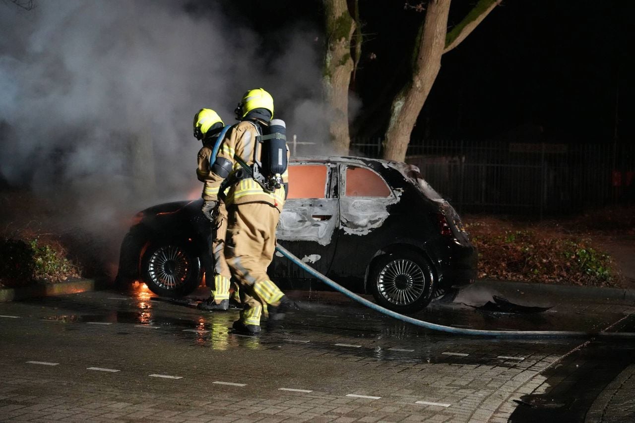 Autobrand in Oosterhout (foto: Jeroen Stuve / Persbureau Heitink).