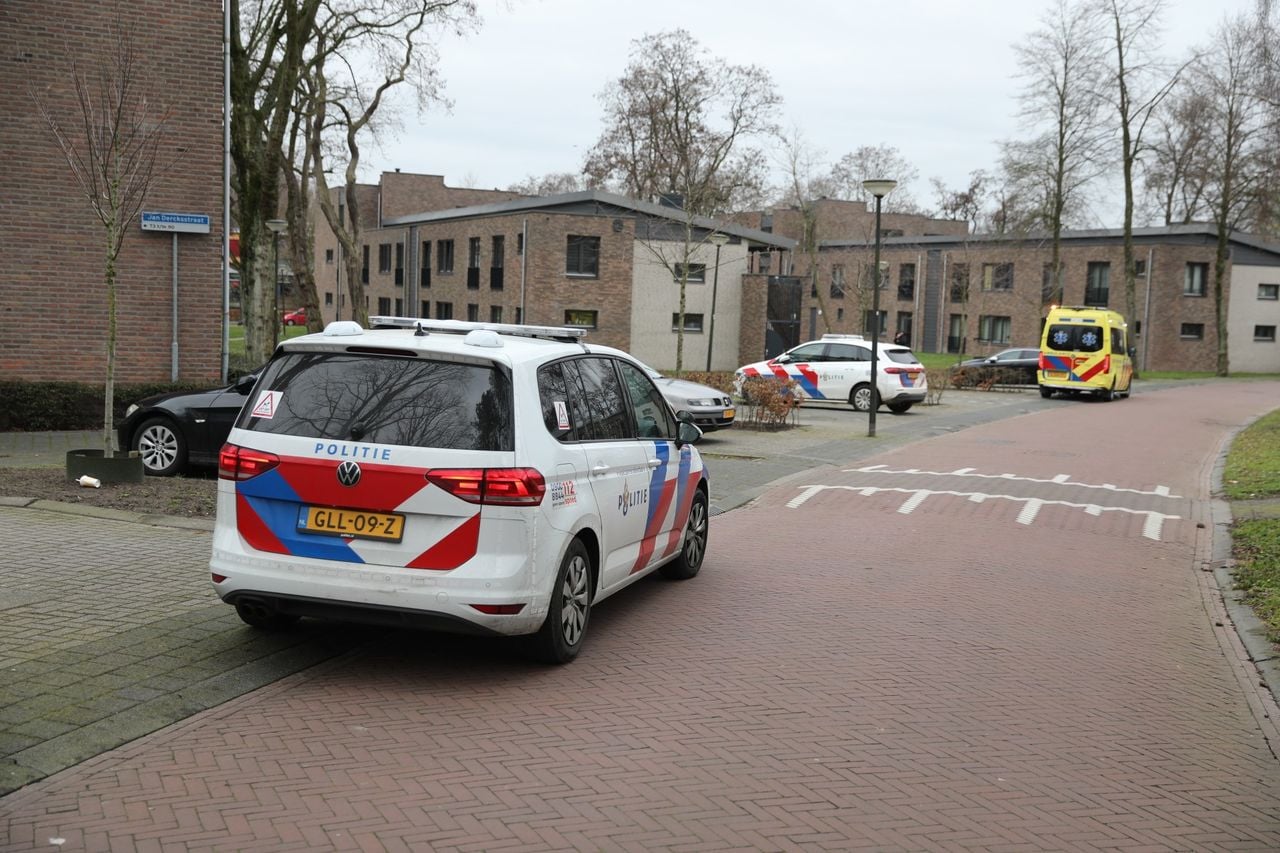 Hulpverleners gingen het huis aan de Jan Dercksstraat in Bergen op Zoom binnen (foto: Christian Traets/Persbureau Heitink).