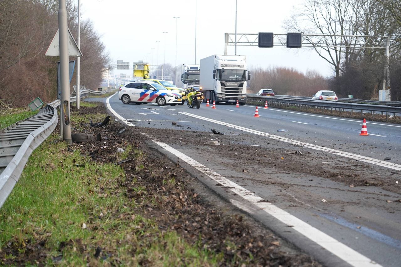 Hoe het ongeluk op de A27 bij Nieuwendijk kon gebeuren, wordt onderzocht (foto: Jeroen Stuve/Persbureau Heitink).