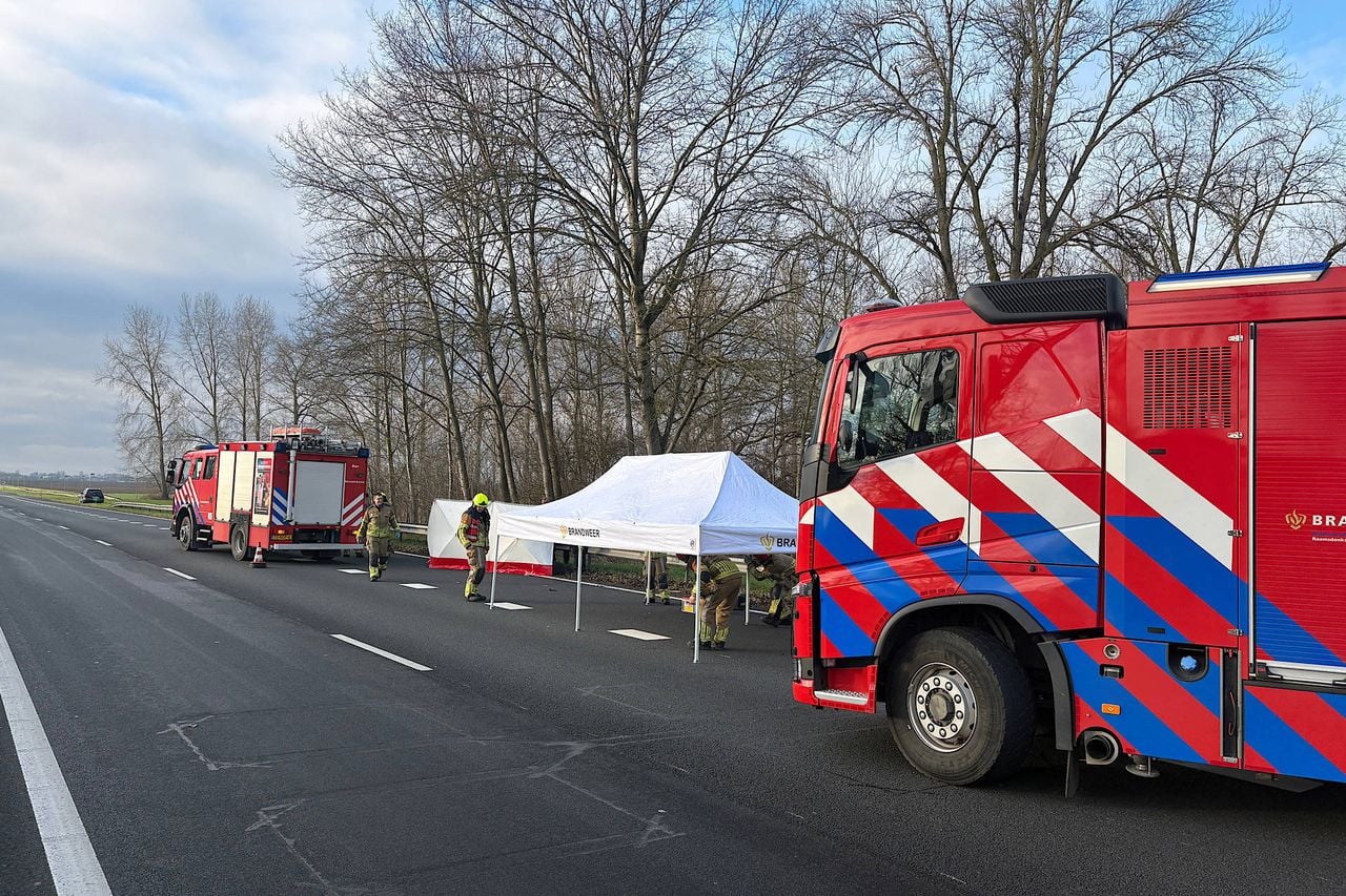 Bij het ongeluk op de A27 bij Nieuwendijk kwam iemand om het leven (foto: Jeroen Stuve/Persbureau Heitink).
