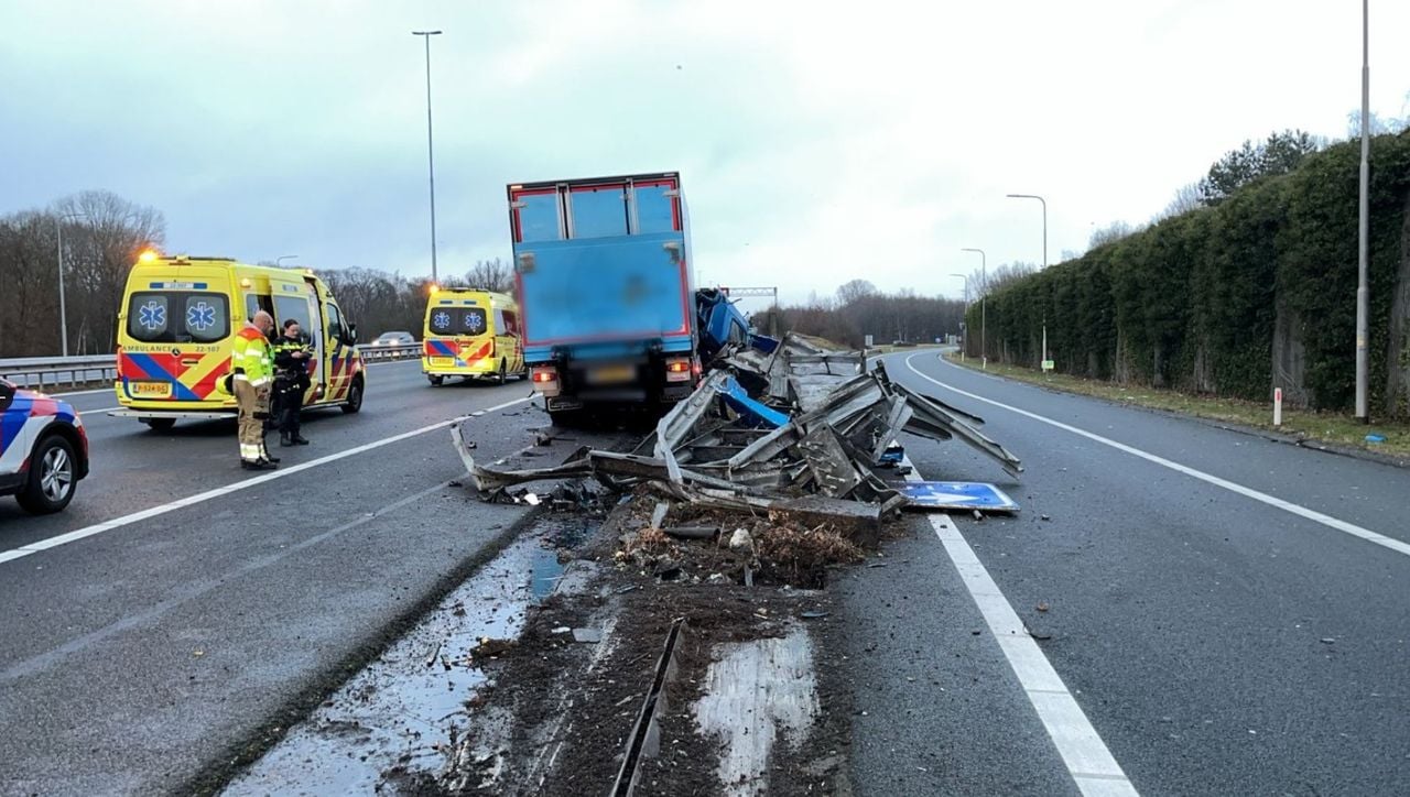De vrachtwagen en de vangrail liggen helemaal in puin op de A2 bij Boxtel. (Foto: Rijkswaterstaat.)