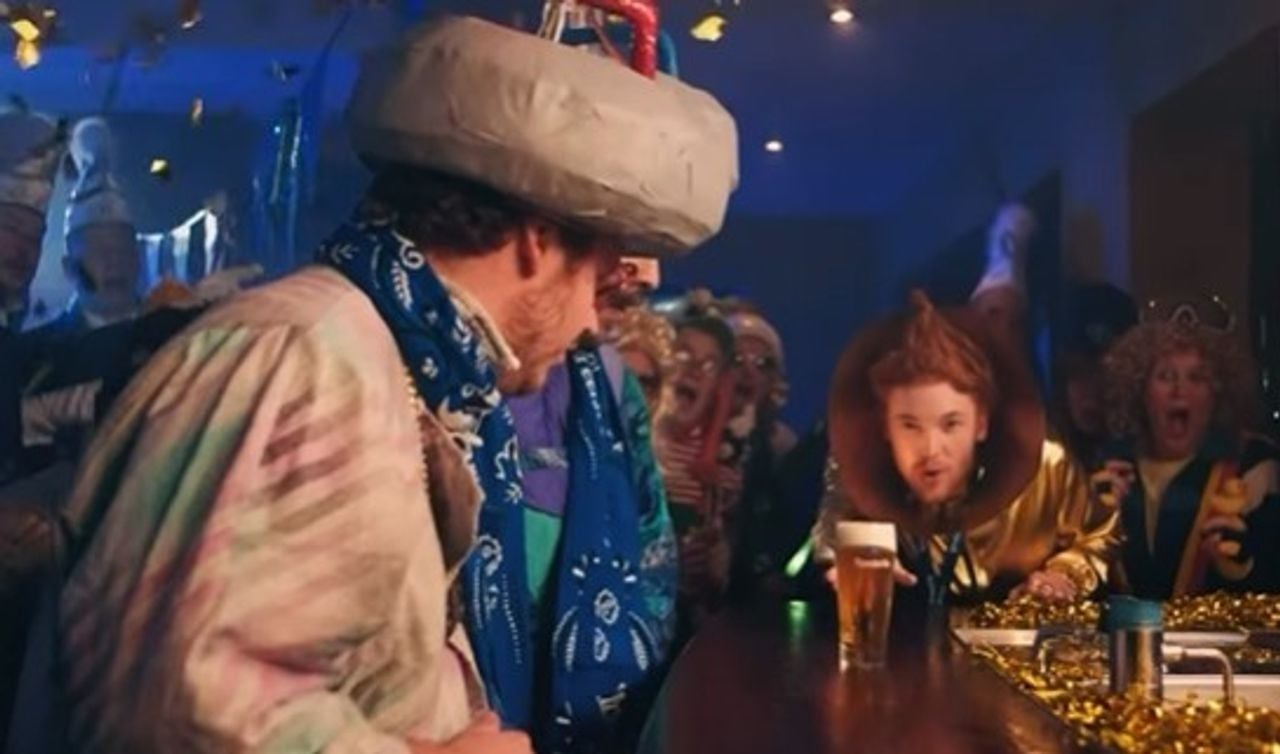 Een biertje wordt aangegeven (foto: Bavaria).