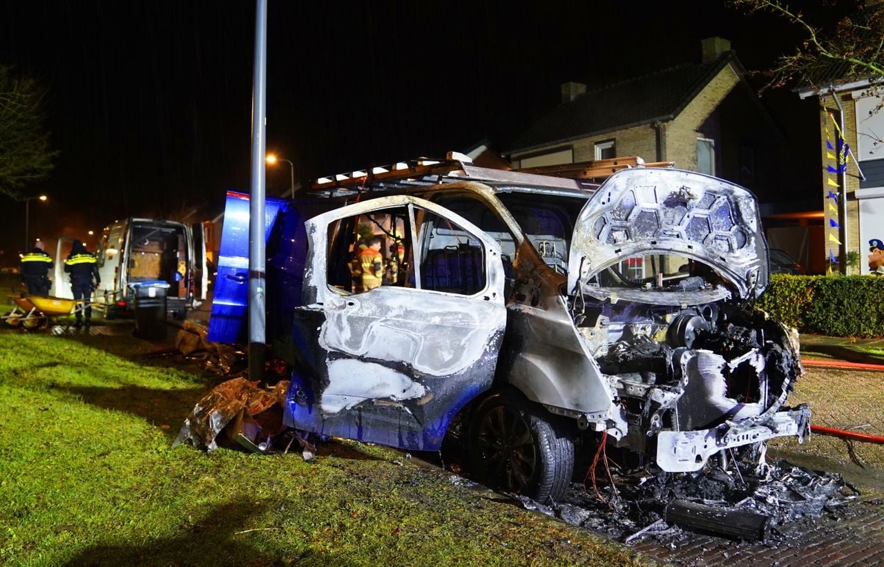 Bedrijfsbussen in brand gezet in Nuland (foto: Bart Meesters/Persbureau Heitink).