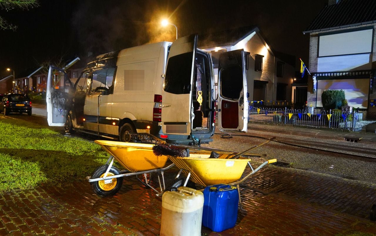 Bedrijfsbussen in brand gestoken in Nuland (foto: Bart Meesters/Persbureau Heitink).