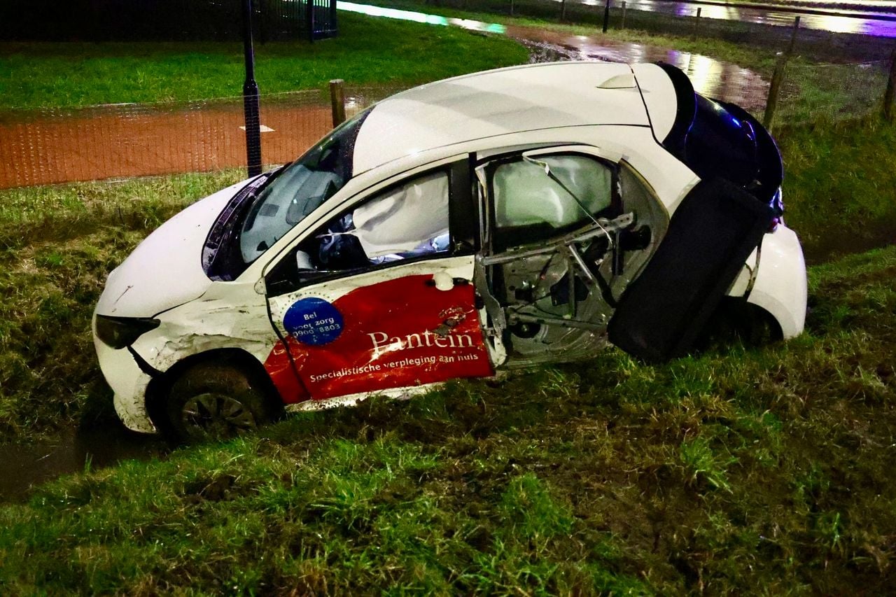 Twee auto's botsen frontaal op elkaar op de N264 bij Haps (foto: SK-Media/Persbureau Heitink).