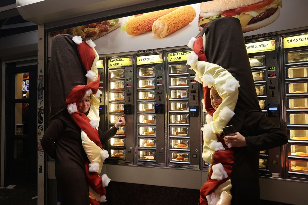 Ze gaan nog lekker effe snacken bij de trekmuur (foto: Lobke Kapteijns).