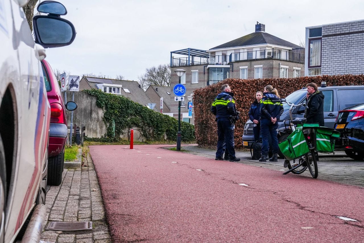 Politie bij de woning (foto: Persbureau Heitink).