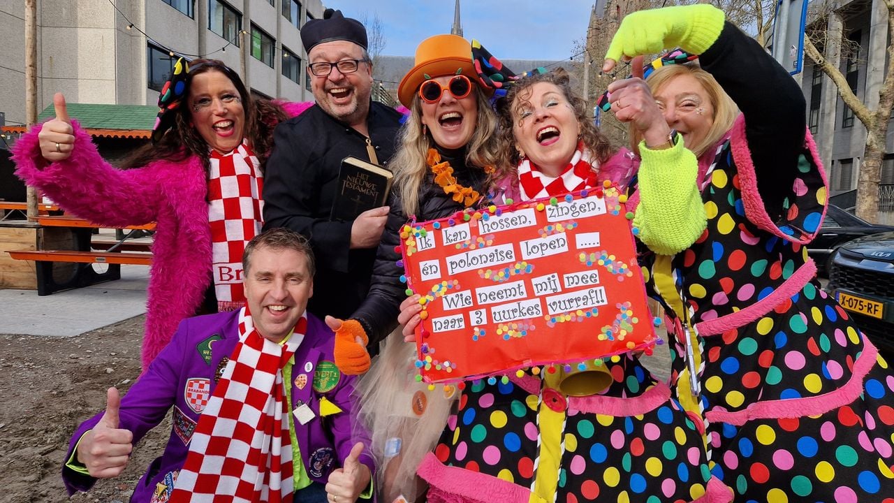 Eerste feestvierders uit Oisterwijk zijn klaar voor 3 Uurkes Vurraf (foto: Tom Berkers).