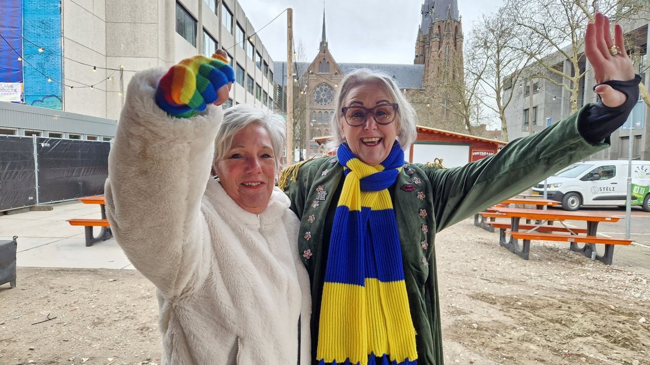 De eerste feestvierders van 3 Uurkes Vurraf, Kitty en Eliza, zijn er al vroeg bij (foto: Tom Berkers).