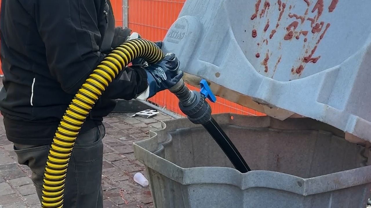 Met een waterzuiger wordt het plaskruis uitgezogen, de ketchup wordt met een hogedrukspuit weggespoten (foto;Omroep Brabant).