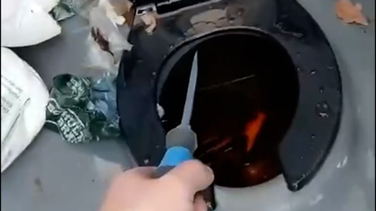 De hele dixi wordt met een hogedrukspuit schoongemaakt (foto: Omroep Brabant).