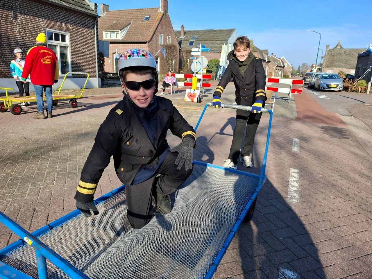 In Sambeek, Knoepersriek,  wordt al 30 jaar op carnavalszondag een beddenrace gehouden (foto: Omroep Brabant) 