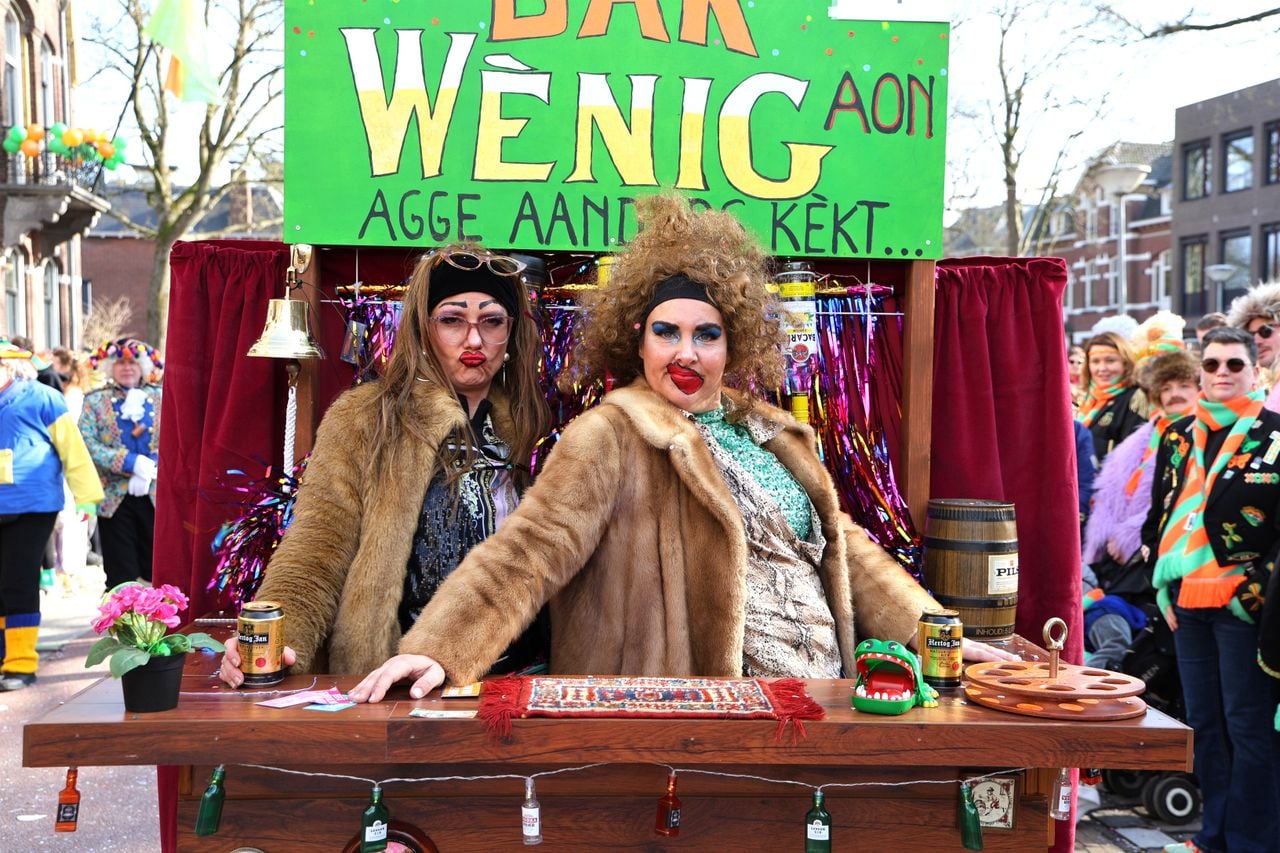 Sjan en Nel van Bar Wenig zijn al zes liter vocht kwijt (Foto: Karin Kamp).