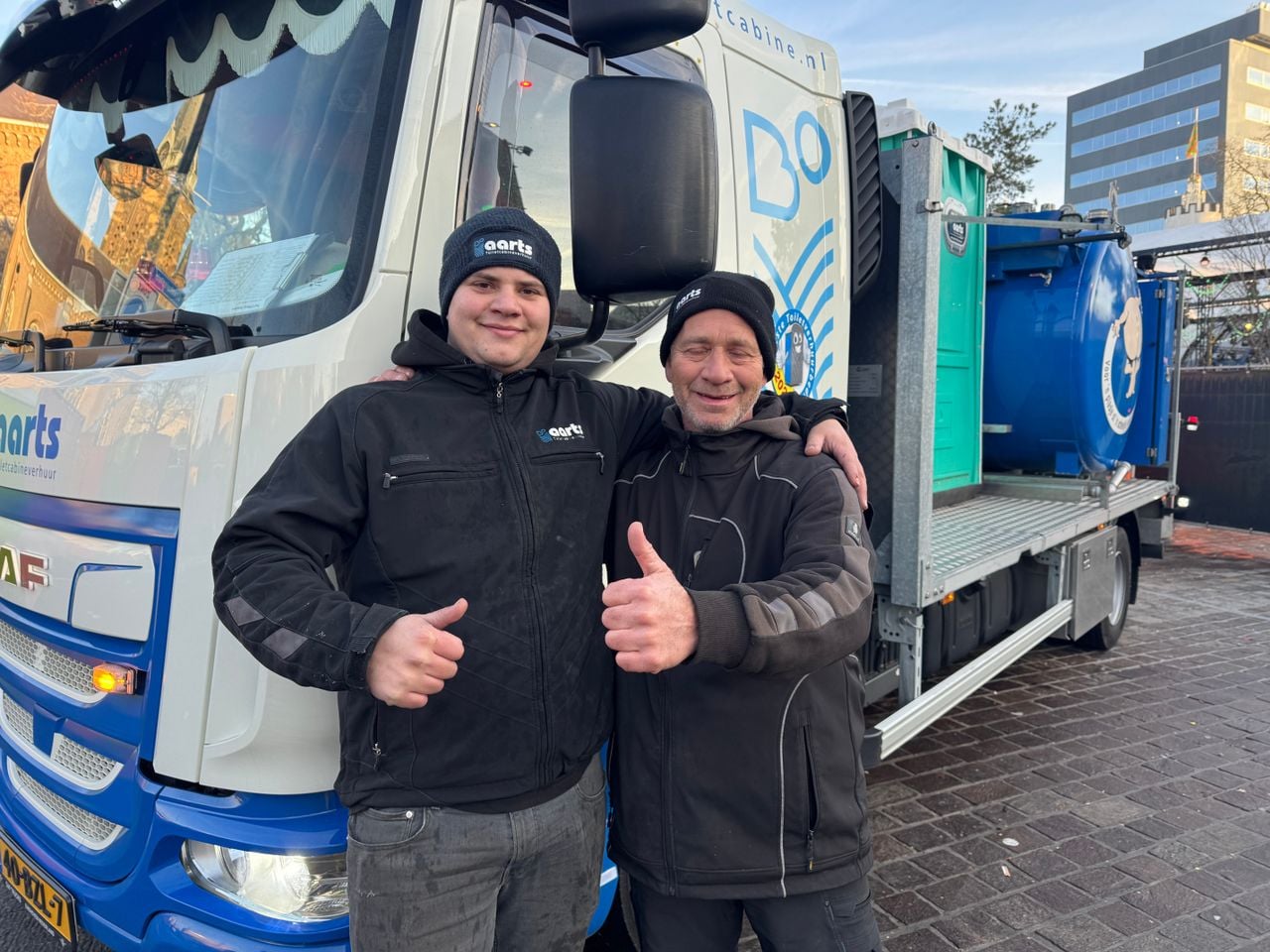 Vader Marco en zoon Jordy maken al jaren samen dixi's schoon (foto: omroep Brabant). 