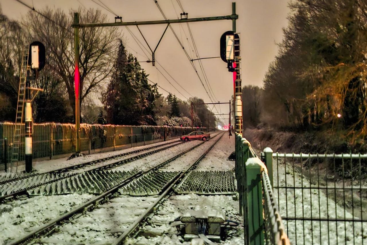 Door deze auto op het spoor rijden er geen treinen richting Limburg (foto: ingestuurd).