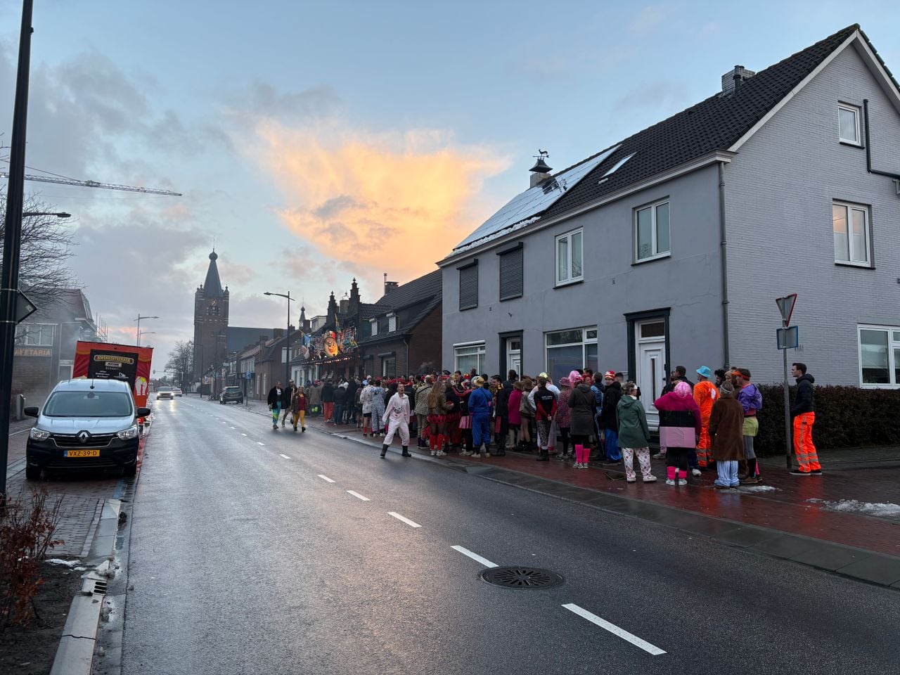 Er stond maandagochtend een rij van wel dertig meter ( foto: Ruud Ritzen / Omroep Brabant).