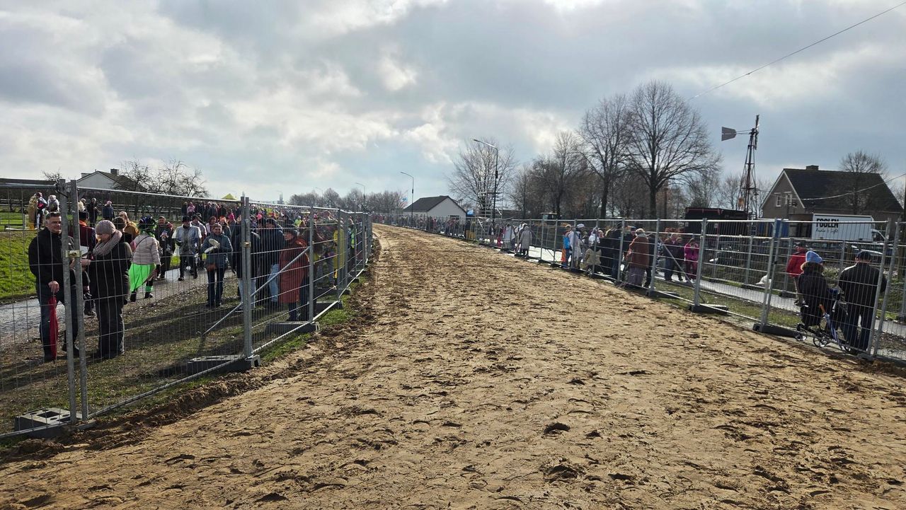 Het Metworstrennen is begonnen (foto: Noël van Hooft / Omroep Brabant).