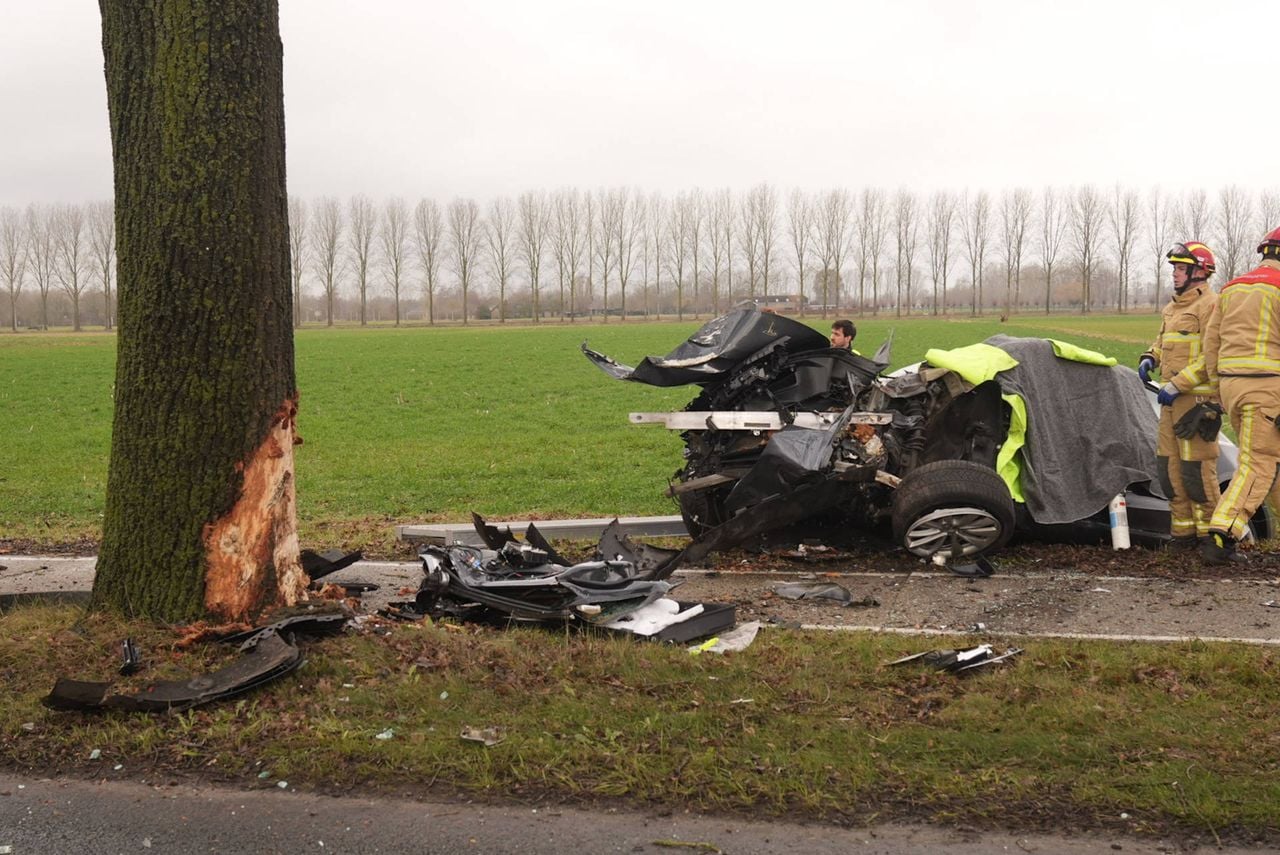 De bestuurder is door hulpverleners uit de auto gehaald (foto: Harrie Grijseels/Persbureau Heitink).