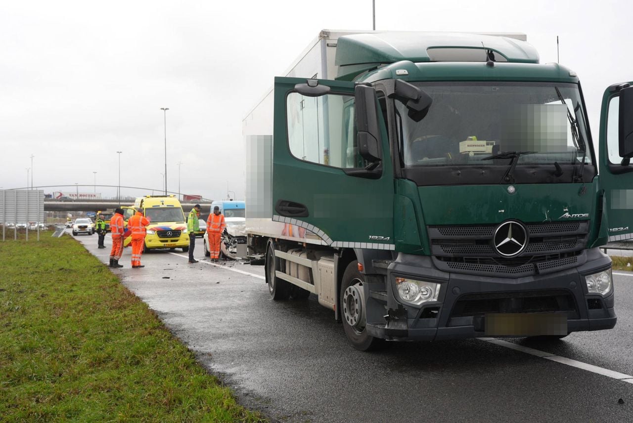 De automobilist reed tegen een vrachtwagen aan (foto: Erik Haverhals/Persbureau Heitink).