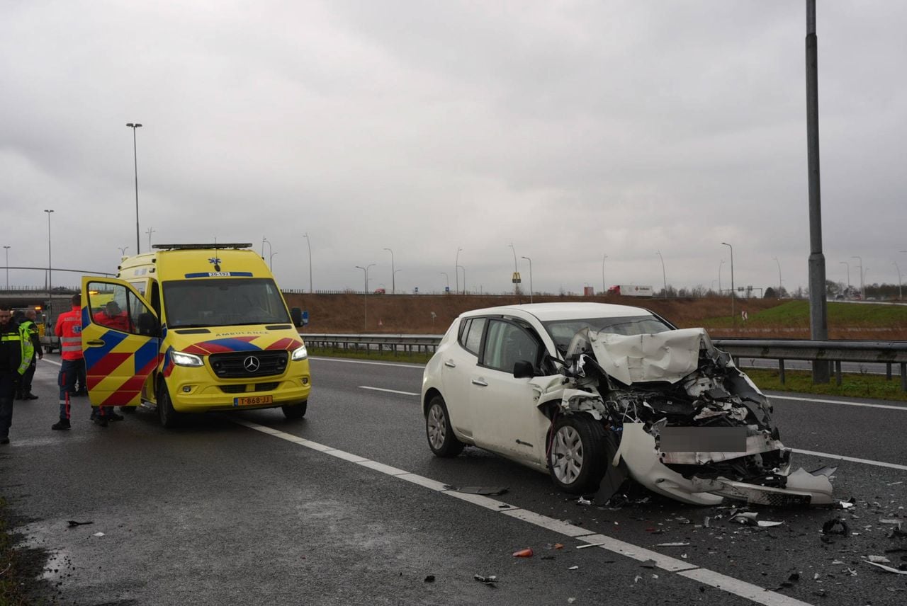 De automobilist reed tegen een vrachtwagen aan (foto: Erik Haverhals/Persbureau Heitink).