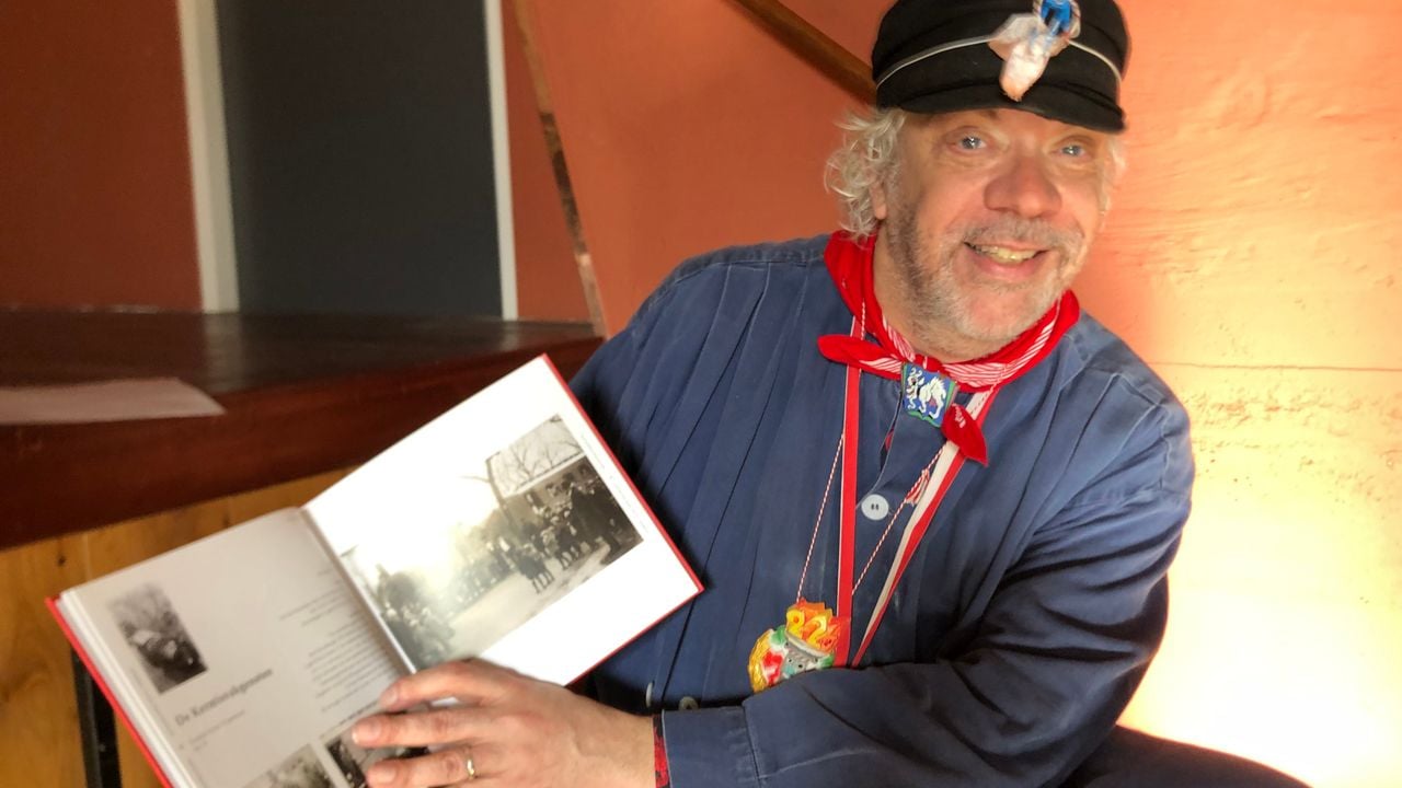 Eric Elich en zijn optochtboek in Krabbegat (foto: Willem-Jan Joachems)