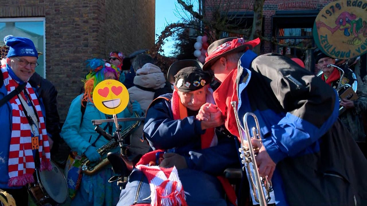 Roosendalers schudden Michel massaal de hand tijdens de optocht. (foto: Omroep Brabant).