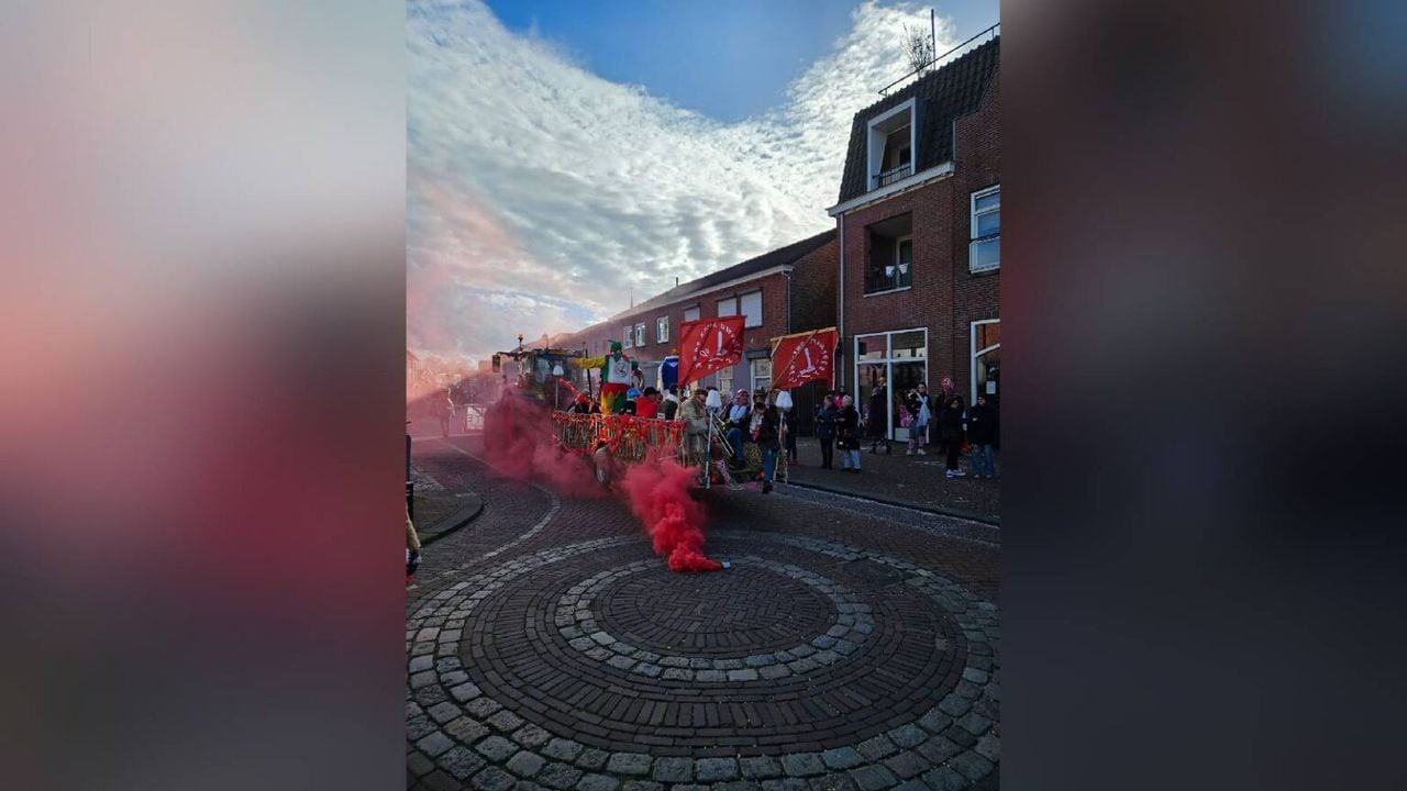 De dweilband tijdens de optocht in 2024 in Wjeeldrecht (foto: De Natte Dweil).