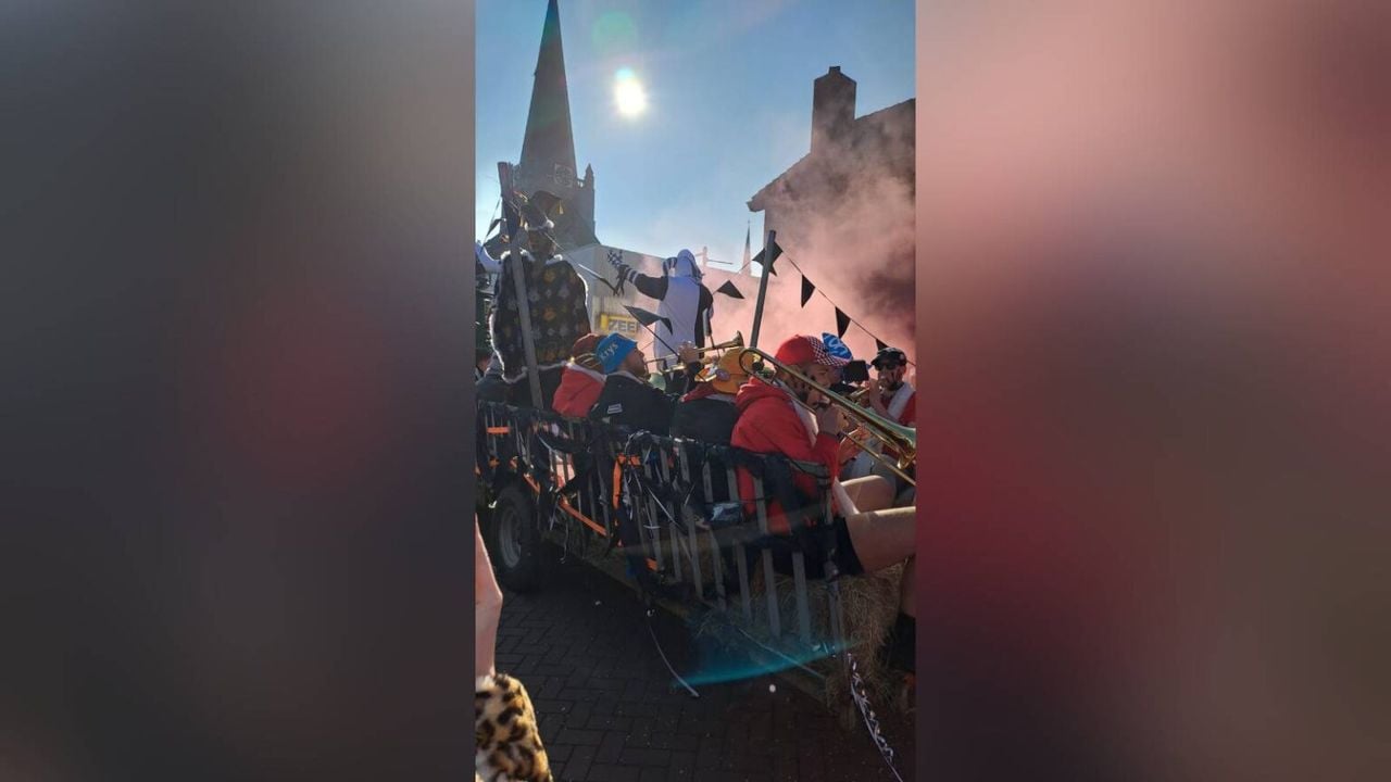 De band tijdens de optocht in 2025 (foto: De Natte Dweil).