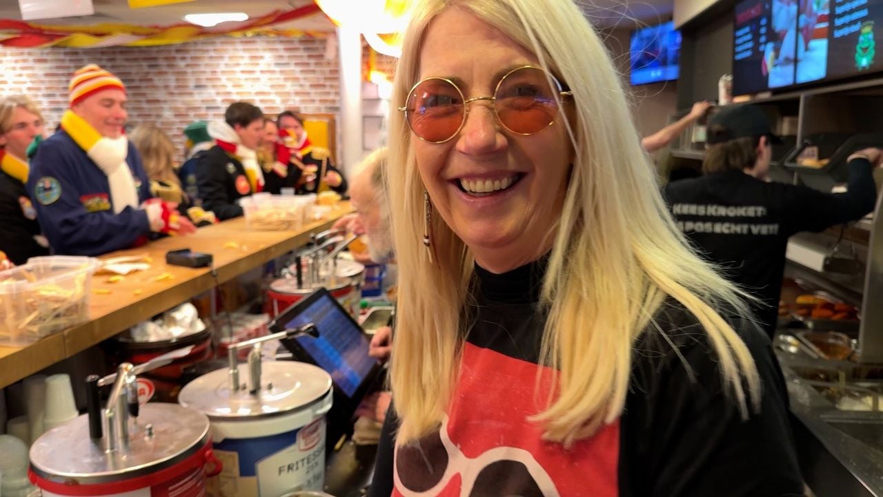 Marianne van de Meerakker achter de toonbank bij Kees Kroket (foto: Jan Peels).