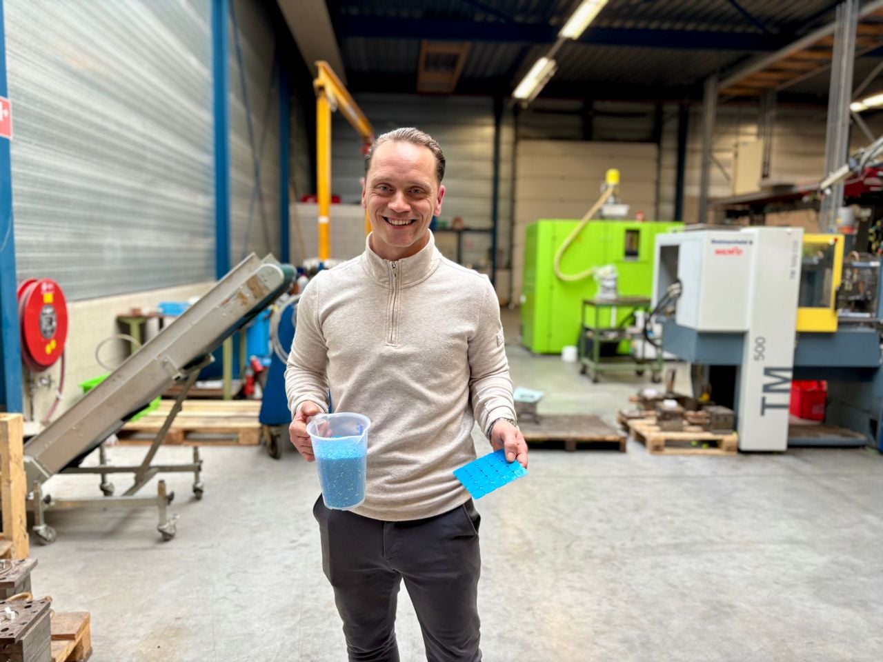 Nicky met links vermalen munten en rechts het eindproduct (foto: Raymond Merkx).