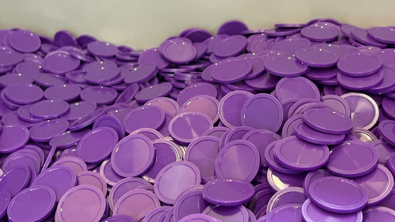 Bergen met munten in Nuenen (foto: Raymond Merkx).