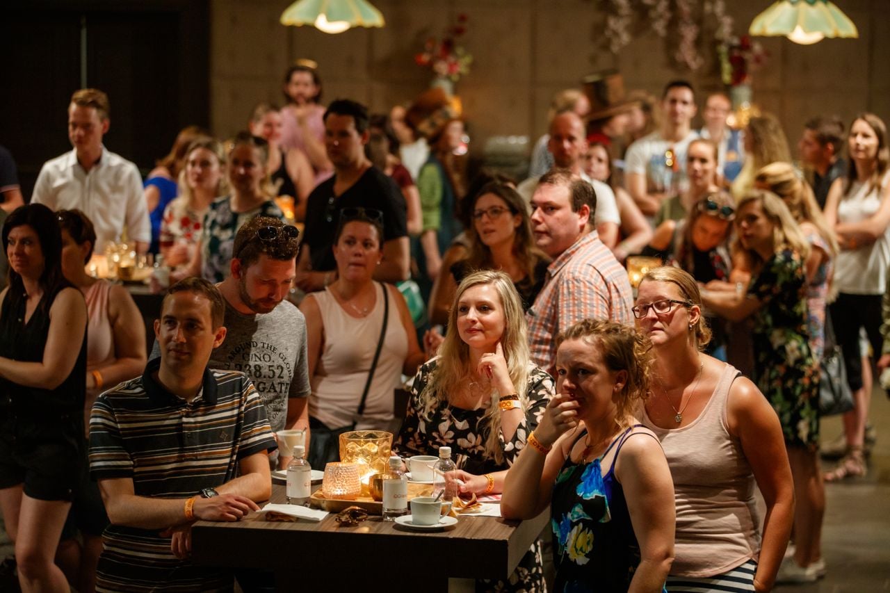 De eerste foto die Levin van Nicole (midden) maakte, in 2018 in de Efteling (foto: Levin den Boer).