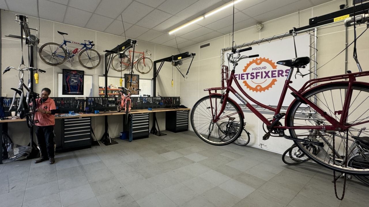 FietsFixer Gider is druk in de weer om een zwerffiets op te knappen (foto: Niek de Bruijn)