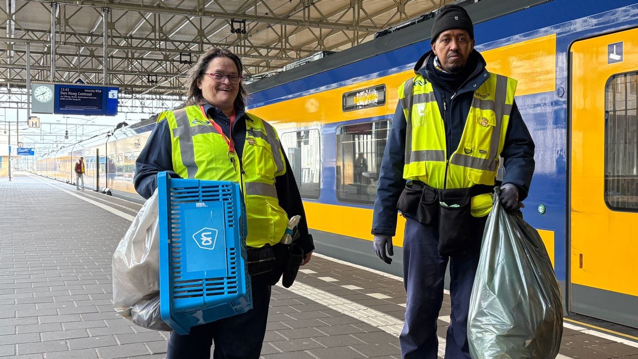 Desiree en haar collega vlak na het schoonmaken van een trein (foto: Rogier van Son).