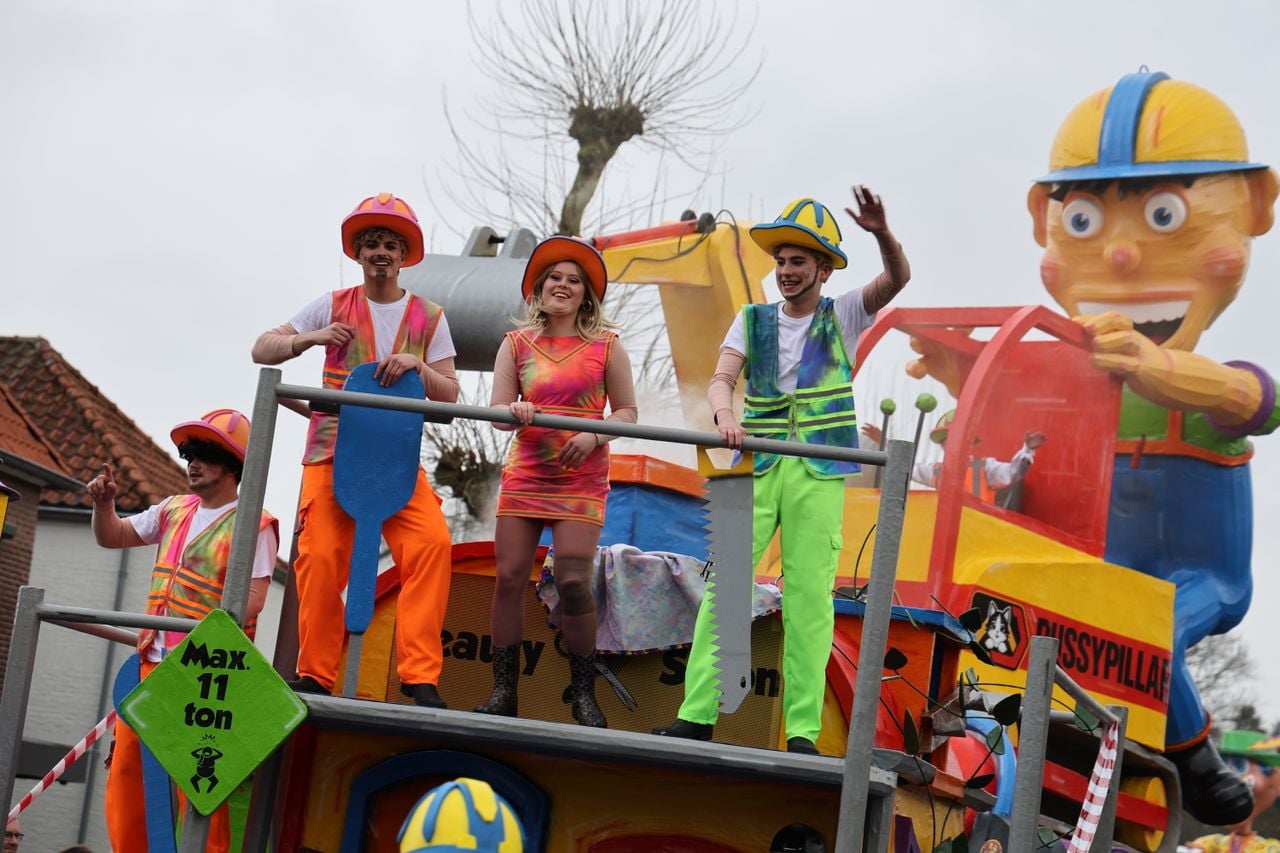 Dansende bouwvakkers (foto: Karin Kamp).